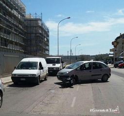 Trani, moto contro auto in via Superga: il centauro se la cava con lievi ferite