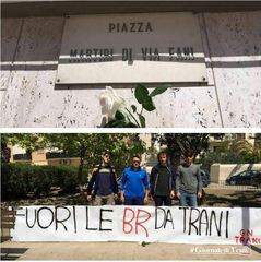 Balzerani presenta il suo libro a Trani, il coro di proteste in piazza Fani e fuori dalla libreria