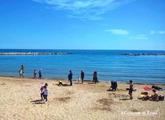Mare di Trani, primi bagni con schiuma. Ma i dati dell'Arpa li conosceremo, sempre, con un mese di ritardo