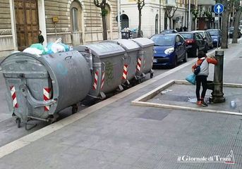 Non lascia, ma raddoppia: i cassonetti nei pressi della stazione di Trani, da due, diventano quattro