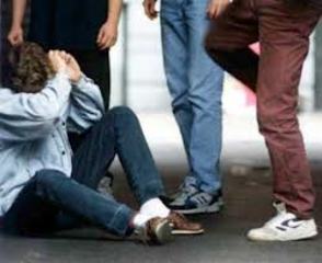 In bici sul lungomare di Trani, minorenne accerchiato da gruppo e picchiato da coetaneo. Polizia sulle tracce dell'aggressore