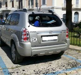 Un'auto rubata, un'altra danneggiata: rovinata la vacanza a Trani di due famiglie di turisti svizzeri