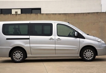 Pulmini scolastici segnalati e controllati dalla Polizia locale di Trani, Lima (Fdi): «Subito in consiglio per offrire a tutti pari opportunità»