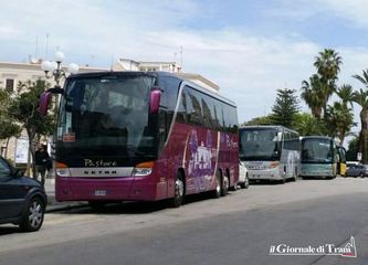 Trani invasa dai turisti, ma è anche caos per i bus ovunque: interviene la Polizia locale