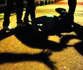 Si siedono sugli scalini di un portone nel centro storico di Trani: rincasa e ne aggredisce uno a colpi di casco