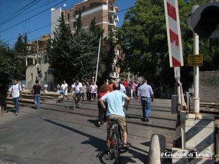 Passaggio a livello, il sindaco di Trani replica al comitato di quartiere: «Manca solo l'ok di Telecom e spostiamo i sottoservizi»