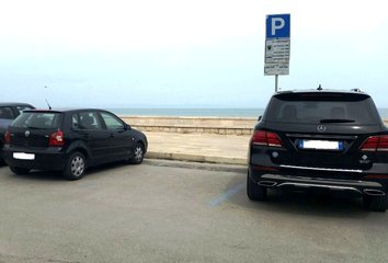 Vacanza a Trani rovinata: auto rubata a due turiste in piazza Re Manfredi