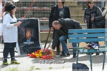 Apulia Trani-Roma 0-2. Il saluto al presidente Povia, simbolo di un calcio che non c’è più