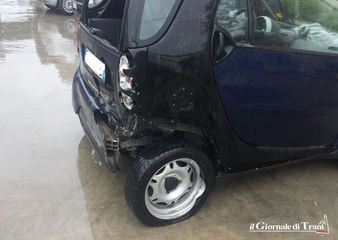 Trani, ripara l'auto in carrozzeria: incidente all'uscita, un ferito lieve