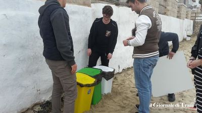 La differenziata ricomincia dal mare: gli Studenti democratici di Trani installano i bidoncini alla Baia del pescatore