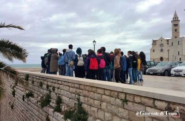 Fra ammirazione e spavento, la lettera di un turista in redazione: «Bellissimo il castello di Trani, ma quel parapetto è pericolosissimo»