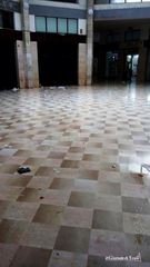 Urinano e defecano in galleria, cittadino ne attribuisce la colpa al sindaco di Trani: «Questo è il nuovo che avanza»