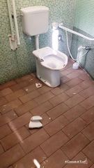 Trani, rotto il bagno donne e disabili di piazza della Repubblica: è accaduto nell'orario in cui è assente la custodia