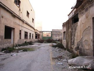 Consiglio comunale di Trani, l'ex distilleria a breve oggetto di bonifica. E all'ospedale, una sala operatoria in attività