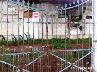 Villa di via Verdi, proprietari e Comune di Trani si fronteggiano al Tar: gli occupanti ringraziano e si blindano con catene e lucchetti