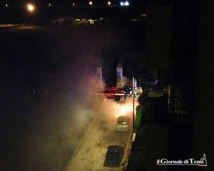 Trani, utilitaria in fiamme nella notte fra la fila di vetture parcheggiate in via Cilea