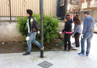 Trani, gli Studenti democratici fanno rifiorire la «pinetina». La gente guarda, ma non collabora