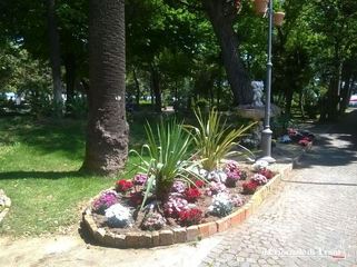 FOTO. Fiori, cestini, sicurezza dei viali: lavori in corso per accrescere il richiamo della villa di Trani