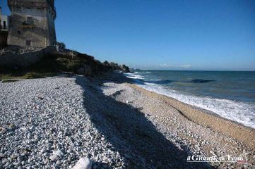 Il mare erode la falesia, la torre rischia di crollare: sicurezza e storia in pericolo al confine fra Trani e Bisceglie