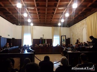 Liquidati tre mesi di commissioni (con il tetto settimanale) ai consiglieri comunali di Trani: totale, 15mila euro. Ufficiale, Laurora e Tomasicchio rinunciano ai gettoni