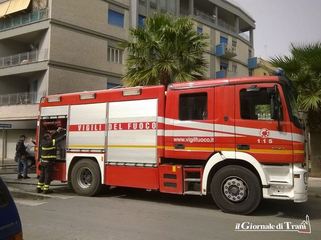 Trani, auto in fiamme in via Rovigno: i soccorsi limitano i danni alla sola vettura