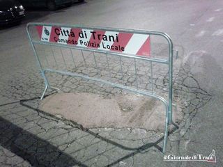 AGGIORNATO. Strade, il Comune di Trani stoppa i lavori sulle buche e diffida l'impresa degli scavi per la fibra ottica. Bottaro: «Non faremo sconti»