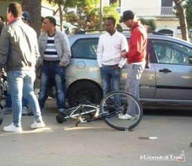 Trani, sbuca in bici fra le auto parcheggiate in piazza Gradenigo: investito da vettura in transito