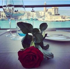 «Ristoranti spettacolo» in Italia, fra i quattordici del Corriere uno è a Trani: Le lampare al fortino