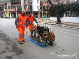 Strisce blu a Trani, partiti stamani i lavori di ripasso. Novità: stalli singoli di cinque metri ciascuno