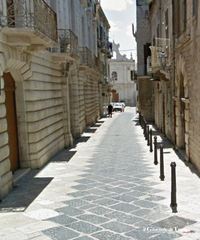 Tutela di pedoni e luoghi di pregio: in via Beltrani arrivano altri diciannove paletti