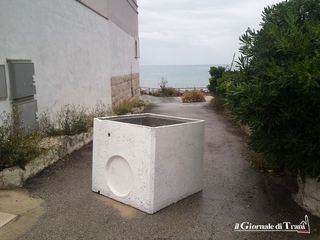Lungomare di Trani, maxi fioriera alla Grotta azzurra: il vialetto, adesso, sarà davvero «pedonale»
