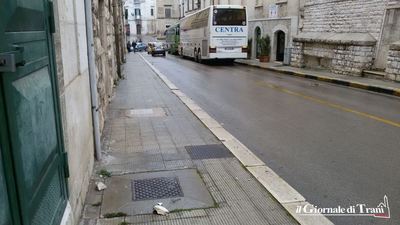 Trani, cedono pezzi di balcone in via Alvarez. Per fortuna, solo molto spavento