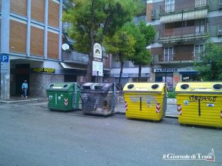 Trani, teppisti ancora a segno: cassonetto in fiamme in piazza Dante