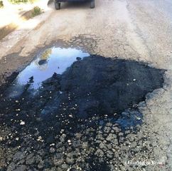 Trani, in via Tolomeo buca colmata con dentro l'acqua piovana: nuovamente aperta