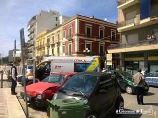 Incidente nei pressi della stazione di Trani: lievi ferite per il conducente di un'auto con pass disabili