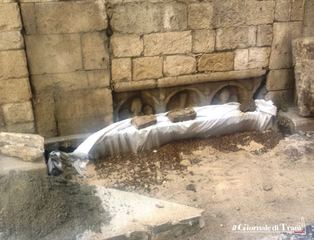 Lavori nel centro storico di Trani: dopo le verifiche di rito, ripristinata tal quale la lastra sepolcrale di Alessio di Grifone