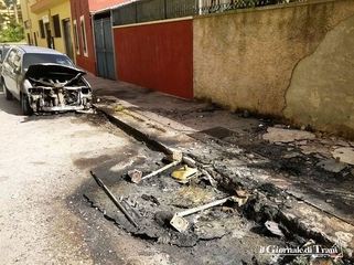 Notte di fuoco a Trani: un'auto e vari cassonetti distrutti fra via Città e di Milano e via Dalmazia