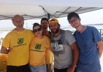 «Spiagge e fondali puliti», oggi si replica allo Scoglio di Frisio. E sei volontari di Trani scendono in spiaggia in Tunisia