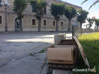Il mercatino se ne va, i rifiuti restano: Trani, in piazza Plebiscito va in scena lo «specchio» del degrado