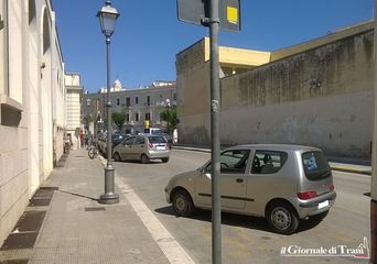 Trani, sul lungomare Chiarelli il caos è positivo per gli automobilisti: iniziati i lavori di bitumazione