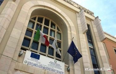 Scuole di Trani in vetrina, il liceo De Sanctis si esibisce e tira le orecchie ai giornalisti: «Una stampa cinica e mercenaria crea un pubblico ignobile»