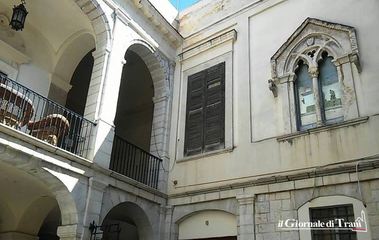 Palazzo Vischi vendesi, ma senza bifora. Trani, il piano delle alienazioni e valorizzazioni tra conferme e sorprese