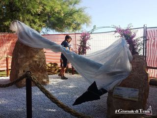 L'ancora ritrovata in mare trova posto nella villa di Trani: oggi l'inaugurazione