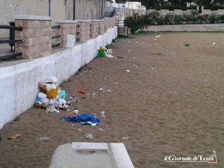 Spiagge di Trani, tenerle pulite è utopia: Baia del pescatore nel degrado, nonostante Amiu e volontari
