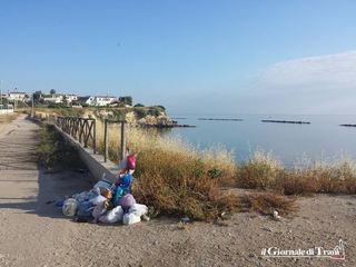 Mare di Trani e degrado: il cassonetto dista solo trenta metri, ma i rifiuti si radunano dove decide la gente