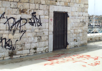«Tressette» in banchina, scritte sul fortino ed Apecar nel centro storico: un filmaker francese vede Trani anche così