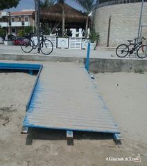 Trani, alla Baia del pescatore tra pedana e cartacce primo bagno rovinato