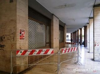 Cadono intonaci, la Polizia locale di Trani transenna una porzione di porticato in corso Italia