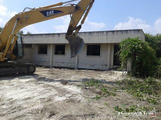 Parzialmente bonificato il rudere di corso Sturzo, il comitato di zona: «È del Comune di Trani, adesso provveda»