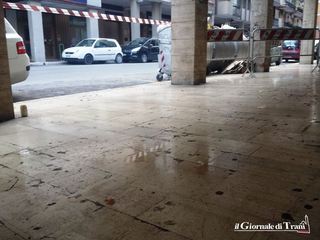 Trani, in corso Italia aumentano le infiltrazioni: adesso un'intera porzione del porticato è inaccessibile